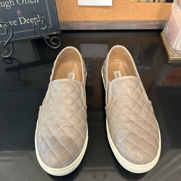 DONATED - Steve Madden slip on shoes - Picture 3 of 6